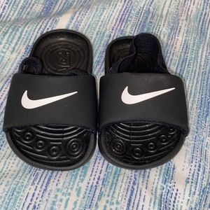 NIKE SLIDES